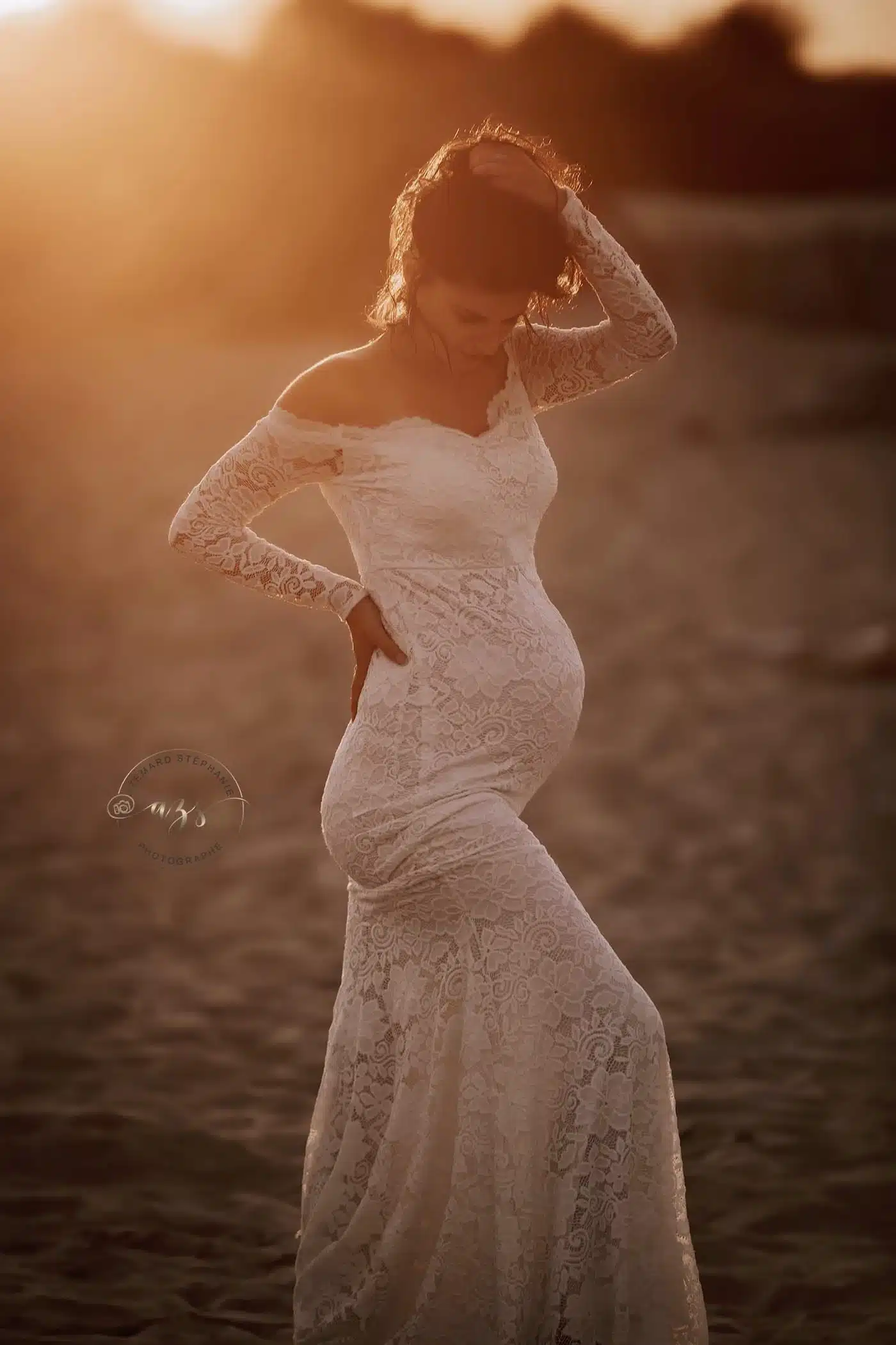 En extérieur - Stéphanie Azémard Photographe Montpellier Séance photo grossesse robe dentelle blanche plage coucher de soleil — Stéphanie Azémard photographe maternité Montpellier