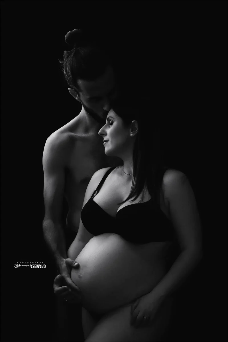 Photo de grossesse couple en noir et blanc studio, future maman ventre arrondi, photographe maternité Montpellier Stéphanie Azémard
