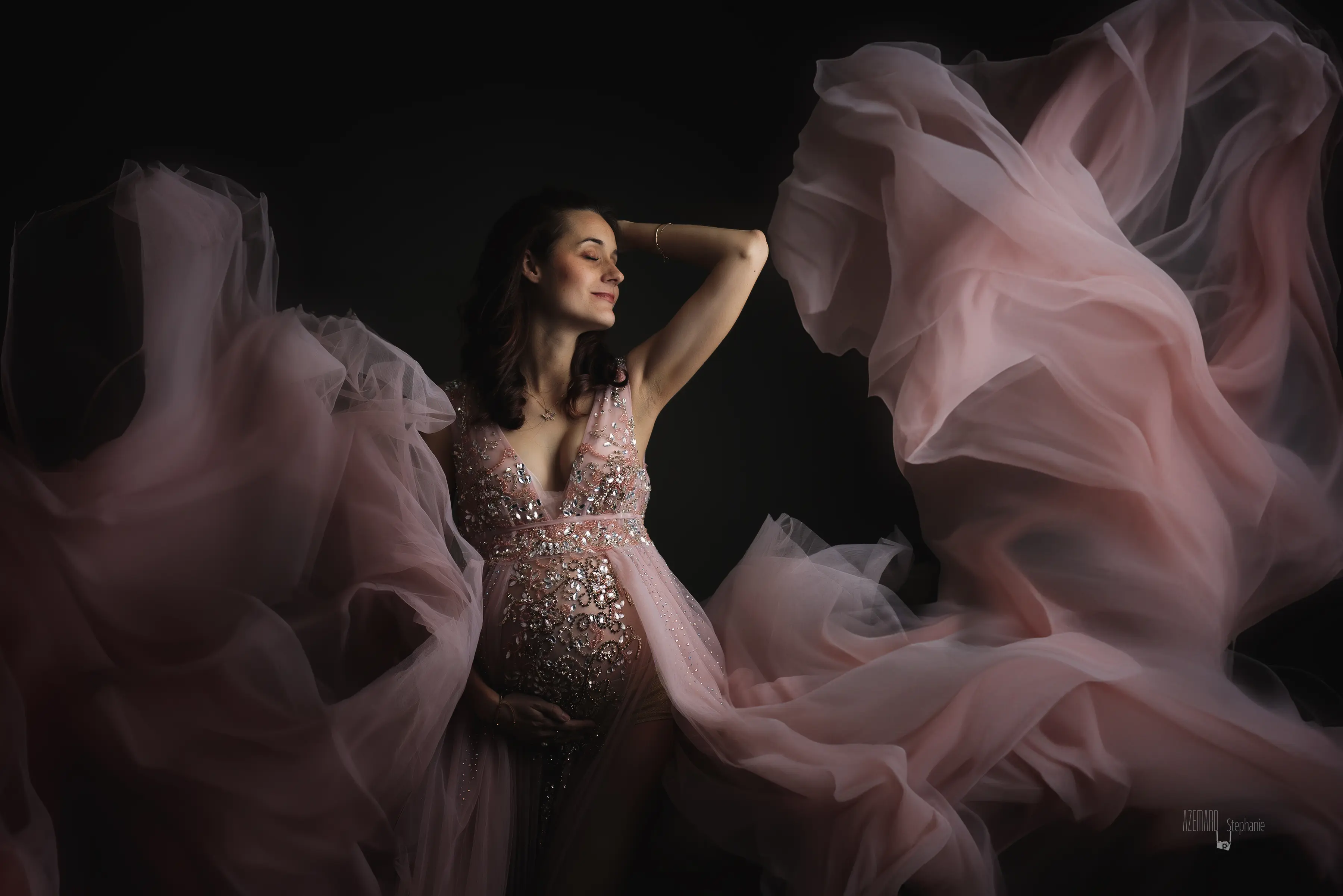 - Stéphanie Azémard Photographe Montpellier Photo grossesse future maman robe tulle rose volante strass en studio fond noir, photographe maternité Montpellier Stéphanie Azémard