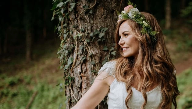Portrait mariée souriante avec couronne de fleurs en forêt, photographe mariage Montpellier Stéphanie Azémard