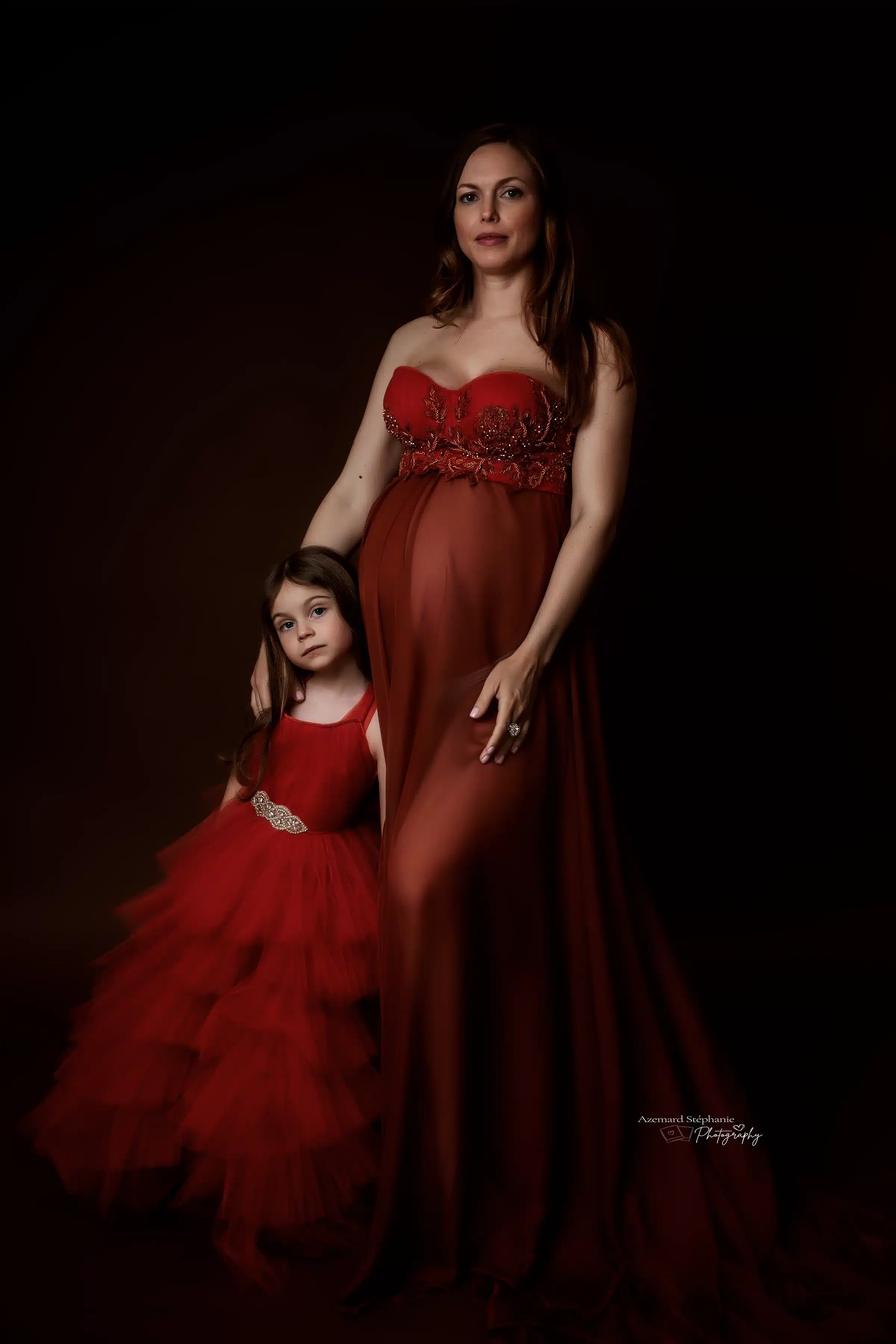 En studio - Stéphanie Azémard Photographe Montpellier Séance photo grossesse maman et fille robes rouges assorties studio — Stéphanie Azémard photographe maternité Montpellier