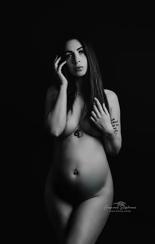 Séance photo grossesse portrait artistique noir et blanc studio — Stéphanie Azémard photographe maternité Montpellier