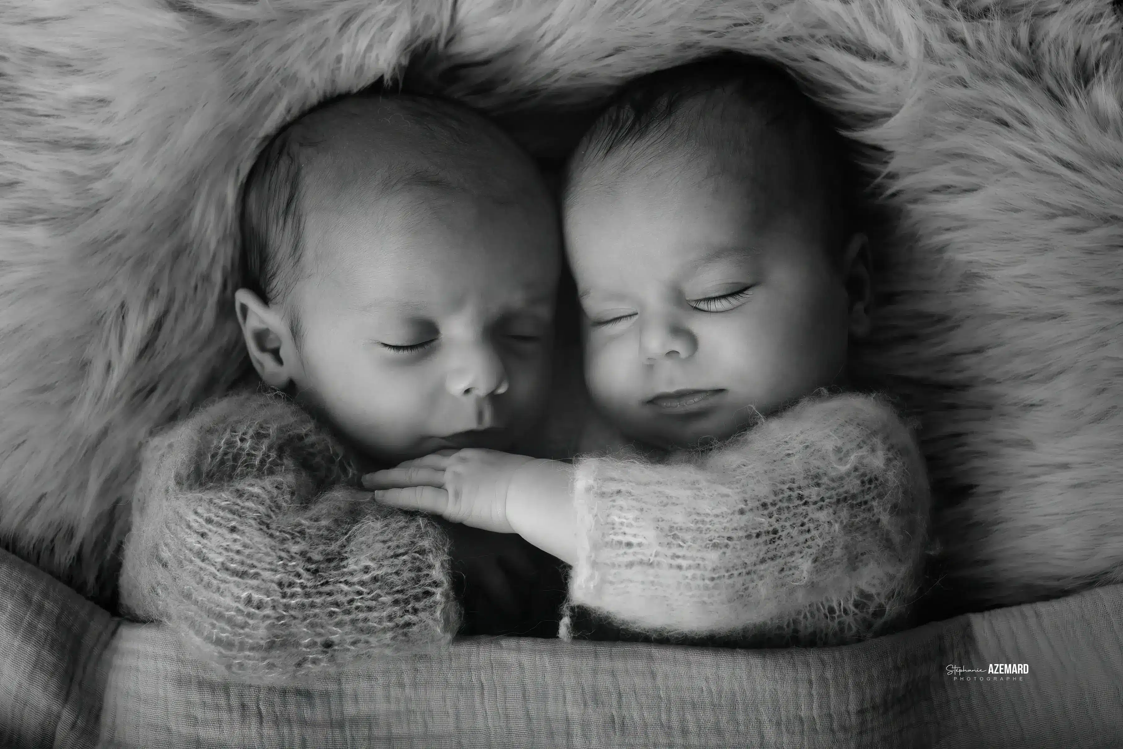 - Stéphanie Azémard Photographe Montpellier Séance photo jumeaux nouveau-nés noir et blanc — Stéphanie Azémard photographe maternité Montpellier