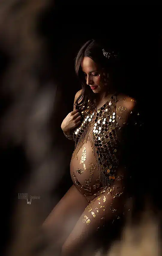 - Stéphanie Azémard Photographe Montpellier Séance photo maternité en studio tenue dorée artistique — Stéphanie Azémard photographe maternité Montpellier