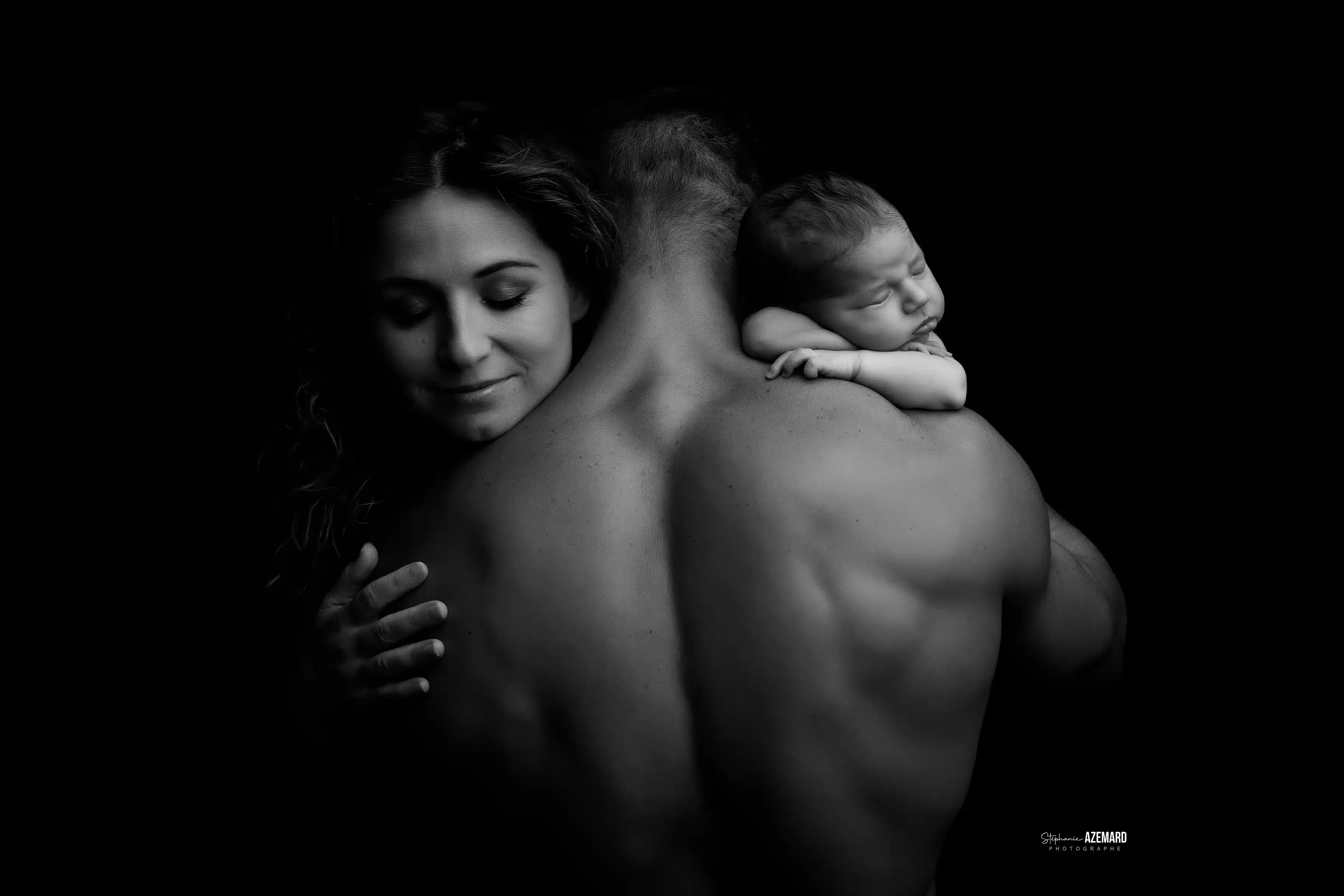 - Stéphanie Azémard Photographe Montpellier Séance photo nouveau-né famille noir et blanc studio — bébé endormi sur le dos de papa, maman complice — Stéphanie Azémard photographe maternité Montpellier