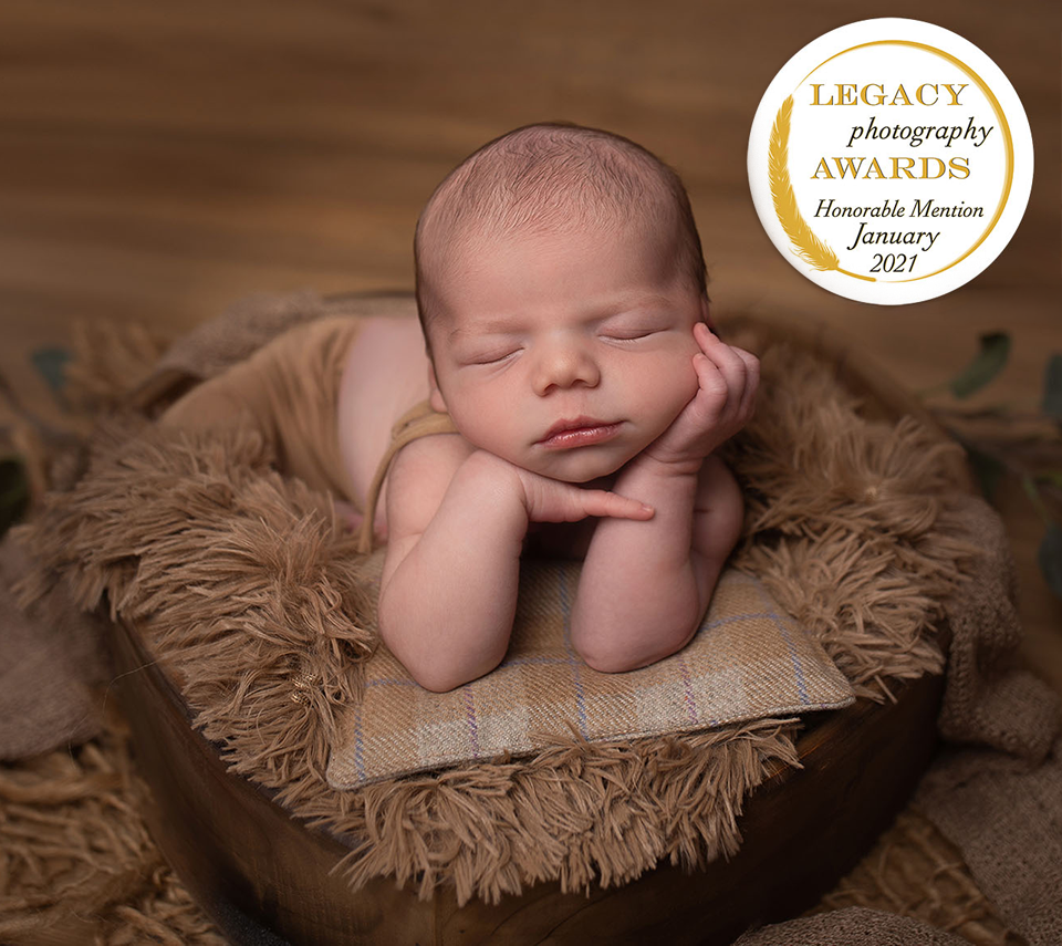 Photo nouveau-né pose artistique primée Legacy Photography Awards Honorable Mention janvier 2021 — Stéphanie Azémard photographe Montpellier