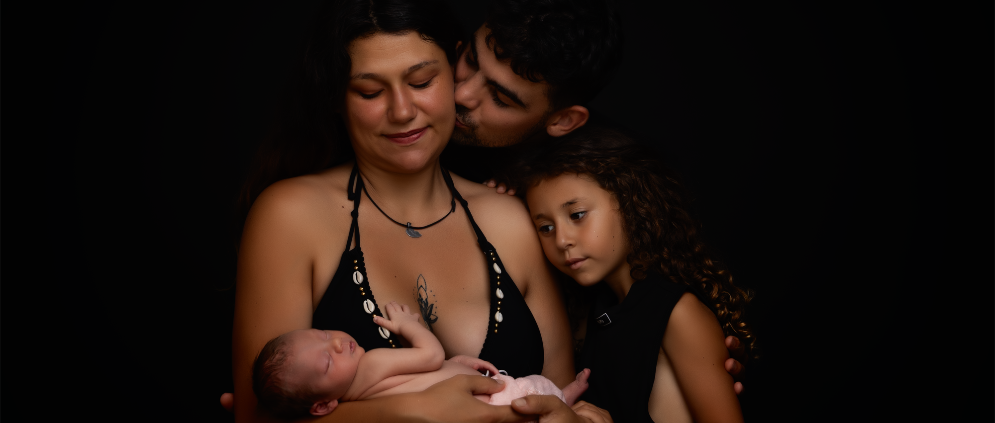 Séance photo naissance famille avec nouveau-né et aîné studio — Stéphanie Azémard photographe maternité Montpellier
