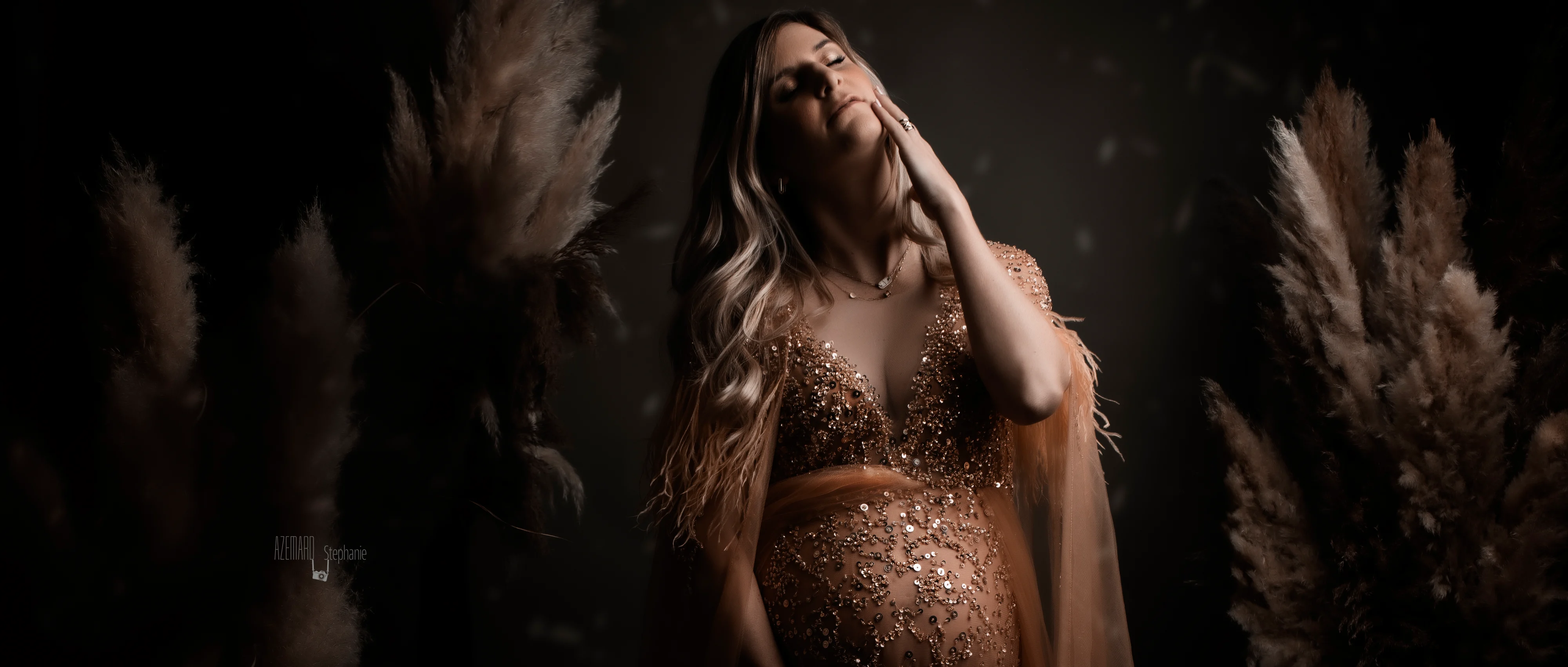 Femme enceinte en robe dorée lors d'une séance photo grossesse studio à Montpellier