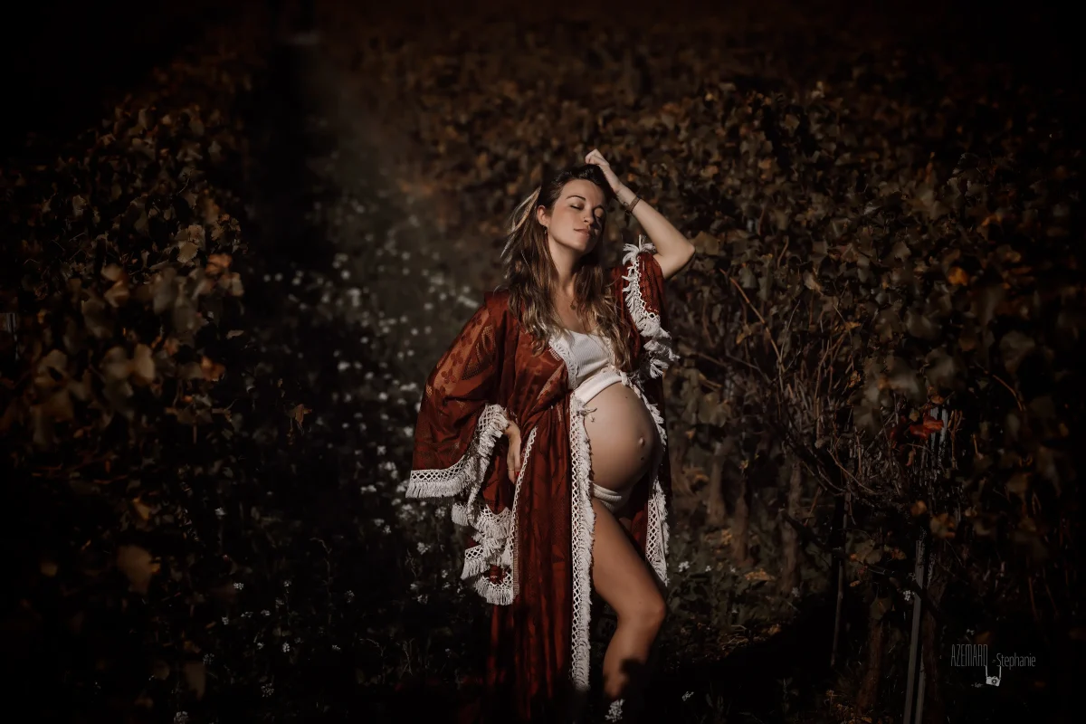Les Différents Styles de Photographie Maternité — Trouver la Séance qui Vous Ressemble - Stéphanie Azémard Photographe Montpellier Photo grossesse future maman kimono rouge bohème dans les vignes en automne, photographe maternité Montpellier Stéphanie Azémard