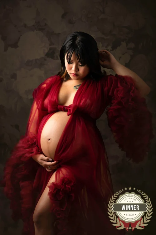 AFNS Award — Winner — Mai 2021 AFNS Award Winner grossesse robe rouge studio — Stéphanie Azémard photographe maternité Montpellier mai 2021