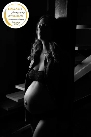 Honorable Mention — Legacy Photography Awards — Février 2021 Legacy Photography Awards Honorable Mention grossesse glamour noir et blanc escalier — Stéphanie Azémard photographe Montpellier février 2021