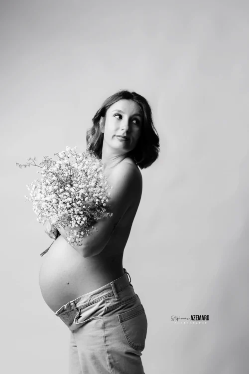 © Stéphanie Azémard — Photographe maternité Montpellier Séance photo grossesse noir et blanc avec bouquet de fleurs — Stéphanie Azémard photographe maternité Montpellier