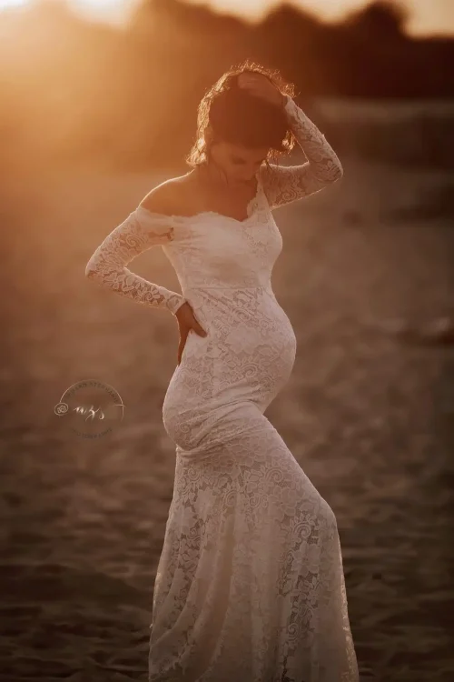 © Stéphanie Azémard — Photographe maternité Montpellier Séance photo grossesse robe dentelle blanche plage coucher de soleil — Stéphanie Azémard photographe maternité Montpellier