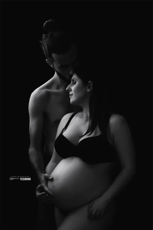© Stéphanie Azémard — Photographe maternité Montpellier Photo de grossesse couple en noir et blanc studio, future maman ventre arrondi, photographe maternité Montpellier Stéphanie Azémard