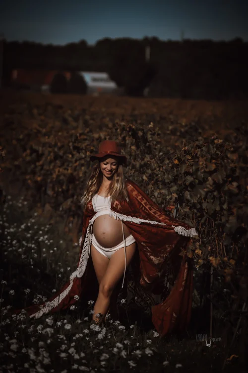 © Stéphanie Azémard — Photographe maternité Montpellier Photo grossesse future maman kimono rouge bohème dans un champ en automne avec chapeau, photographe maternité Montpellier Stéphanie Azémard