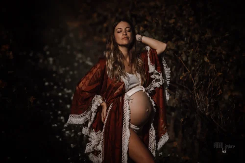 © Stéphanie Azémard — Photographe maternité Montpellier Photo grossesse future maman kimono rouge bohème à franges blanches dans les vignes en automne, photographe maternité Montpellier Stéphanie Azémard