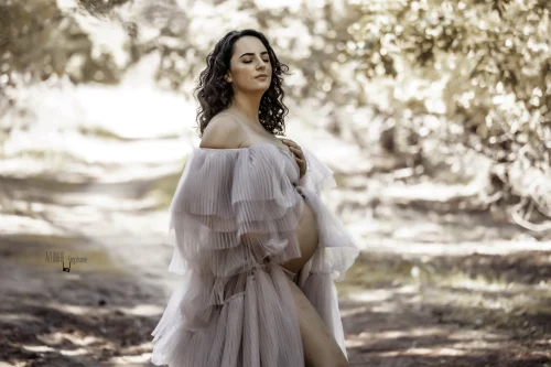 © Stéphanie Azémard — Photographe maternité Montpellier Photo grossesse future maman robe tulle beige volantée sous les arbres en lumière dorée, photographe maternité Montpellier Stéphanie Azémard