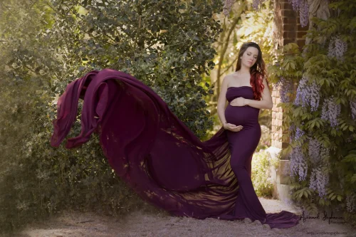 © Stéphanie Azémard — Photographe maternité Montpellier Photo grossesse future maman robe violette volante dans un jardin fleuri glycine, photographe maternité Montpellier Stéphanie Azémard