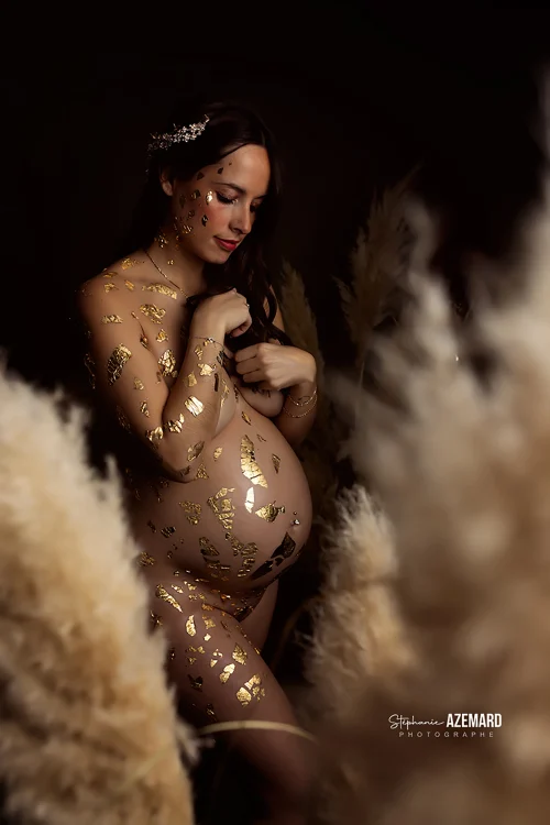 © Stéphanie Azémard — Photographe maternité Montpellier Photo grossesse future maman avec feuilles d'or sur le corps et couronne en studio, photographe maternité Montpellier Stéphanie Azémard