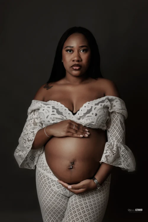 © Stéphanie Azémard — Photographe maternité Montpellier Portrait grossesse future maman en tenue dentelle blanche fond noir studio, photographe maternité Montpellier Stéphanie Azémard