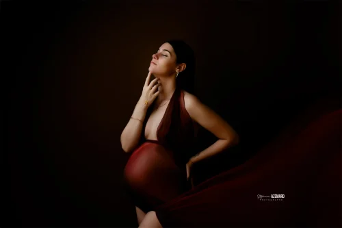 © Stéphanie Azémard — Photographe maternité Montpellier Photo grossesse future maman robe bordeaux bijoux dorés en studio lumière chaude, photographe maternité Montpellier Stéphanie Azémard