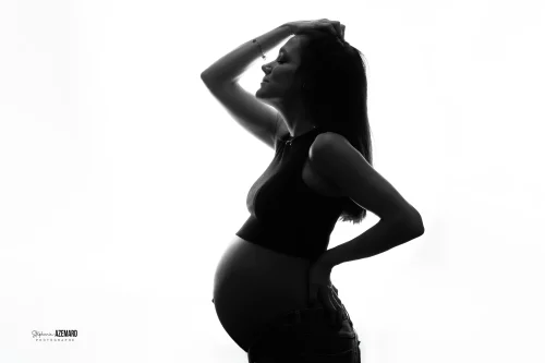 © Stéphanie Azémard — Photographe maternité Montpellier Séance grossesse silhouette contre-jour noir et blanc studio – Stéphanie Azémard