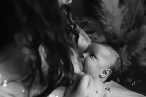 © Stéphanie Azémard — Photographe maternité Montpellier Photo nouveau-né allaitement regardant sa maman en noir et blanc, photographe maternité Montpellier Stéphanie Azémard