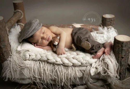 © Stéphanie Azémard — Photographe maternité Montpellier Séance photo nouveau-né endormi lit bois casquette doudou studio — Stéphanie Azémard photographe maternité Montpellier