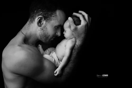 © Stéphanie Azémard — Photographe maternité Montpellier Photo papa front contre front avec son nouveau-né endormi en noir et blanc studio fond noir, photographe maternité Montpellier Stéphanie Azémard