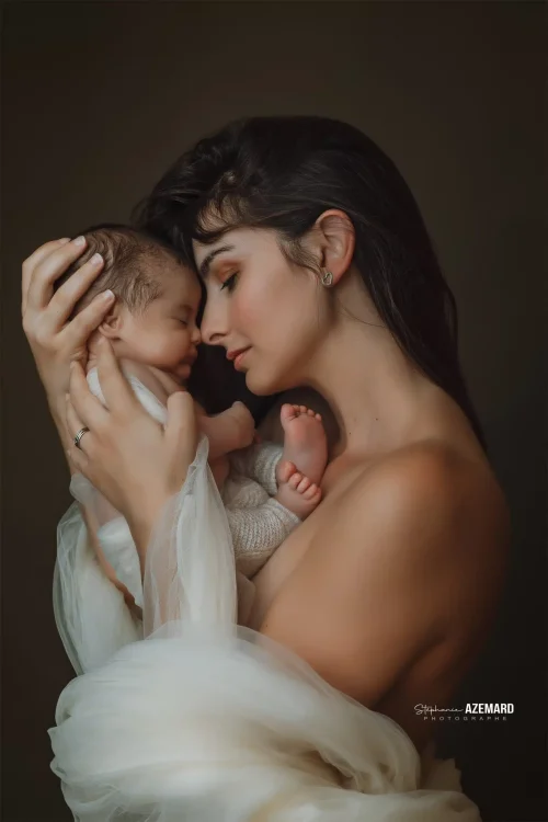 © Stéphanie Azémard — Photographe maternité Montpellier Séance photo maternité maman et nouveau-né portrait studio — Stéphanie Azémard photographe maternité Montpellier