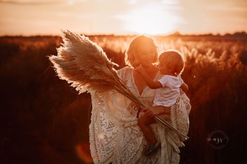 © Stéphanie Azémard — Photographe maternité Montpellier Séance photo famille bohème maman et bébé 1 an coucher de soleil Hérault — Stéphanie Azémard photographe Montpellier