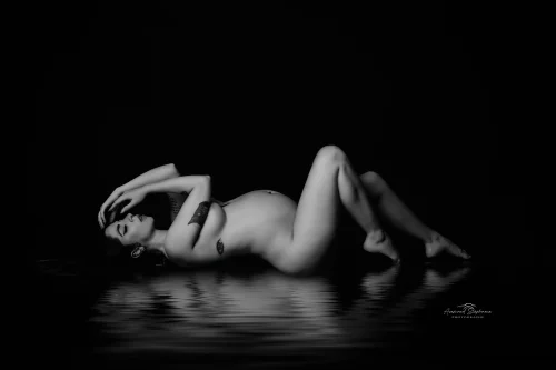 © Stéphanie Azémard — Photographe maternité Montpellier Séance photo grossesse allongée reflet eau noir et blanc studio — Stéphanie Azémard photographe maternité Montpellier