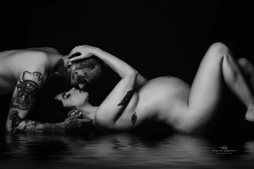 © Stéphanie Azémard — Photographe maternité Montpellier Séance photo grossesse couple allongé noir et blanc studio — Stéphanie Azémard photographe maternité Montpellier
