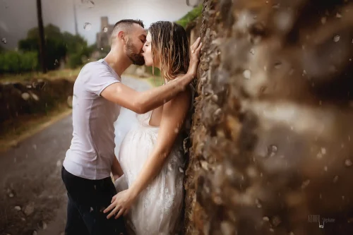 © Stéphanie Azémard — Photographe maternité Montpellier Séance photo grossesse couple bisou sous la pluie extérieur — Stéphanie Azémard photographe maternité Montpellier