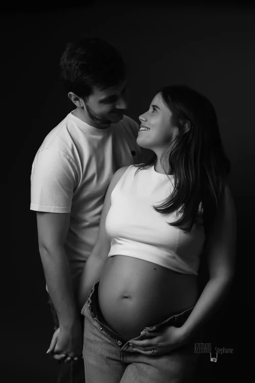 © Stéphanie Azémard — Photographe maternité Montpellier Séance photo grossesse couple complicité sourire noir et blanc studio — Stéphanie Azémard photographe maternité Montpellier