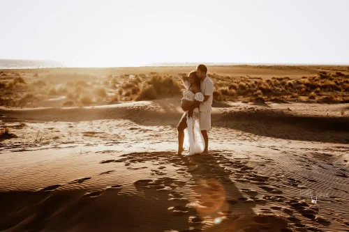 © Stéphanie Azémard — Photographe maternité Montpellier Séance photo grossesse couple dunes Espiguette coucher de soleil — Stéphanie Azémard photographe maternité Montpellier