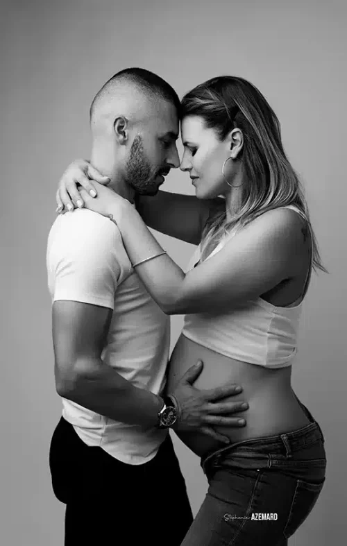 © Stéphanie Azémard — Photographe maternité Montpellier Séance photo grossesse couple front contre front noir et blanc studio — Stéphanie Azémard photographe maternité Montpellier
