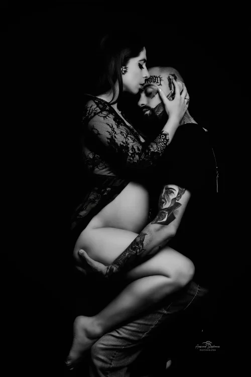 © Stéphanie Azémard — Photographe maternité Montpellier Séance photo grossesse en couple noir et blanc studio — Stéphanie Azémard photographe maternité Montpellier