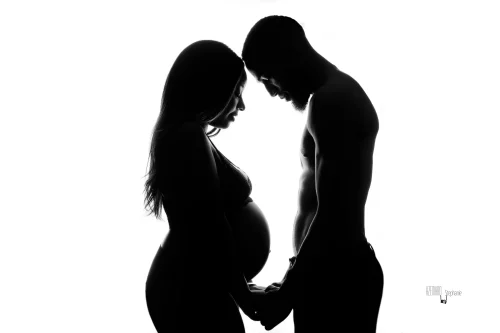© Stéphanie Azémard — Photographe maternité Montpellier Séance photo grossesse couple silhouette noir et blanc studio — Stéphanie Azémard photographe maternité Montpellier