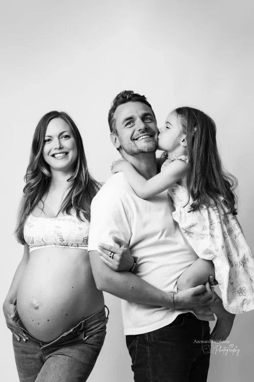 © Stéphanie Azémard — Photographe maternité Montpellier Séance photo grossesse famille avec aîné noir et blanc studio — Stéphanie Azémard photographe maternité Montpellier
