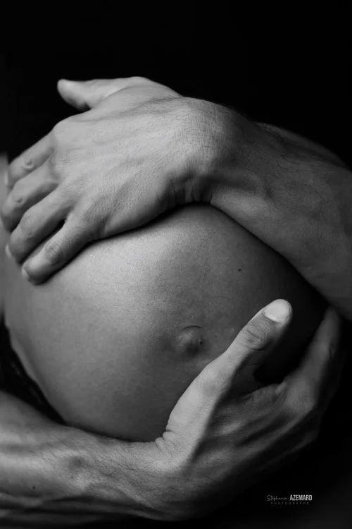 © Stéphanie Azémard — Photographe maternité Montpellier Séance photo grossesse gros plan mains sur ventre noir et blanc studio — Stéphanie Azémard photographe maternité Montpellier