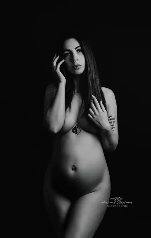 © Stéphanie Azémard — Photographe maternité Montpellier Séance photo grossesse portrait artistique noir et blanc studio — Stéphanie Azémard photographe maternité Montpellier