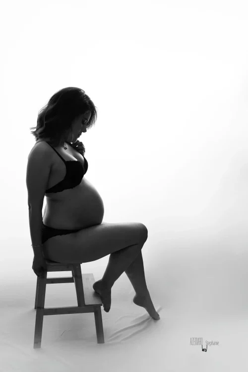 © Stéphanie Azémard — Photographe maternité Montpellier Séance photo grossesse silhouette assise tabouret noir et blanc studio — Stéphanie Azémard photographe maternité Montpellier