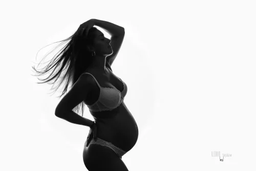© Stéphanie Azémard — Photographe maternité Montpellier Séance photo grossesse silhouette cheveux au vent noir et blanc studio — Stéphanie Azémard photographe maternité Montpellier