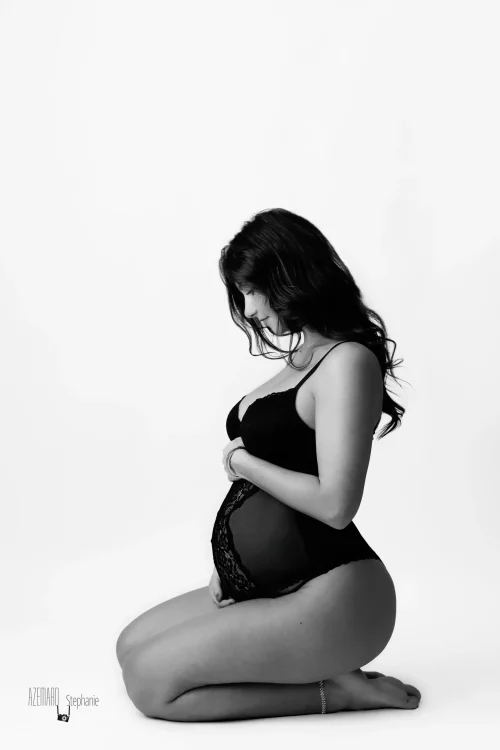 © Stéphanie Azémard — Photographe maternité Montpellier Séance photo grossesse solo agenouillée noir et blanc studio — Stéphanie Azémard photographe maternité Montpellier