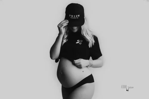 © Stéphanie Azémard — Photographe maternité Montpellier Photo grossesse future maman style urbain casquette noire t-shirt noir et blanc studio fond blanc, photographe maternité Montpellier Stéphanie Azémard