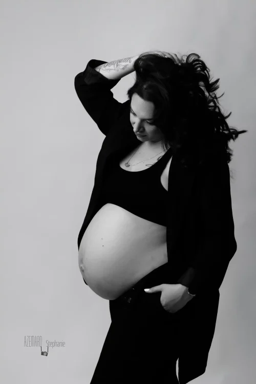 © Stéphanie Azémard — Photographe maternité Montpellier Séance photo grossesse tenue noire noir et blanc studio — Stéphanie Azémard photographe maternité Montpellier