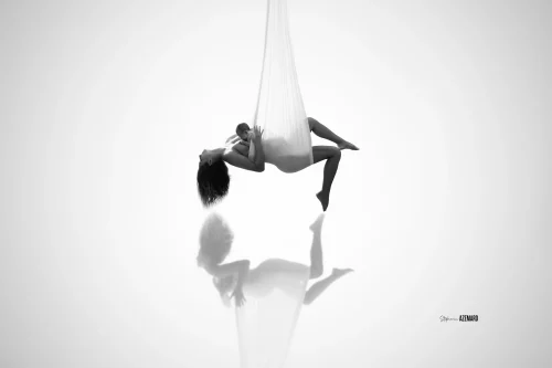 © Stéphanie Azémard — Photographe maternité Montpellier Séance photo grossesse tissu aérien noir et blanc studio — maman et bébé suspendus — Stéphanie Azémard photographe maternité Montpellier