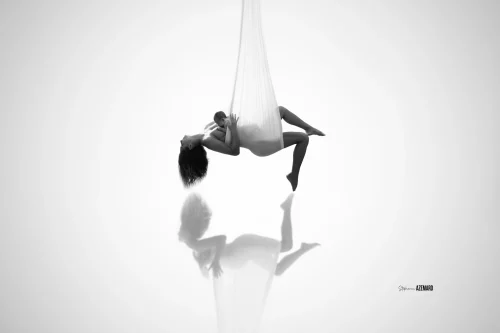 © Stéphanie Azémard — Photographe maternité Montpellier Séance photo mère et bébé tissu aérien artistique noir et blanc studio — Stéphanie Azémard photographe maternité Montpellier