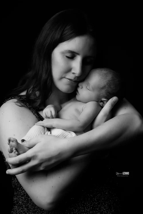 © Stéphanie Azémard — Photographe maternité Montpellier Séance photo nouveau-né maman bisou tendresse noir et blanc studio — Stéphanie Azémard photographe maternité Montpellier